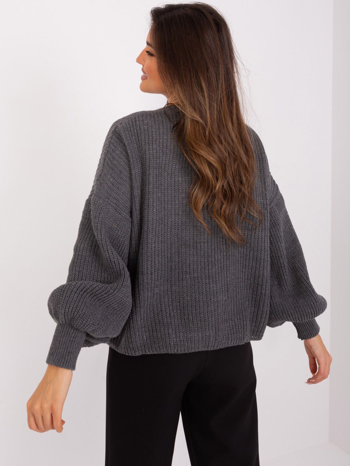 Completo grigio scuro con cardigan corto