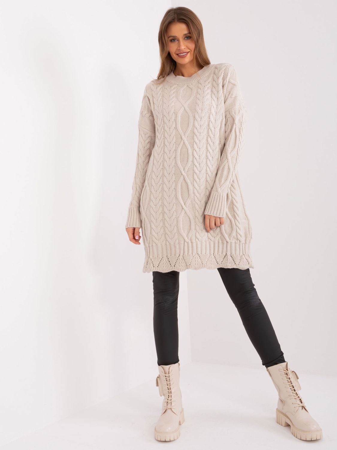 Abito midi beige con maniche lunghe