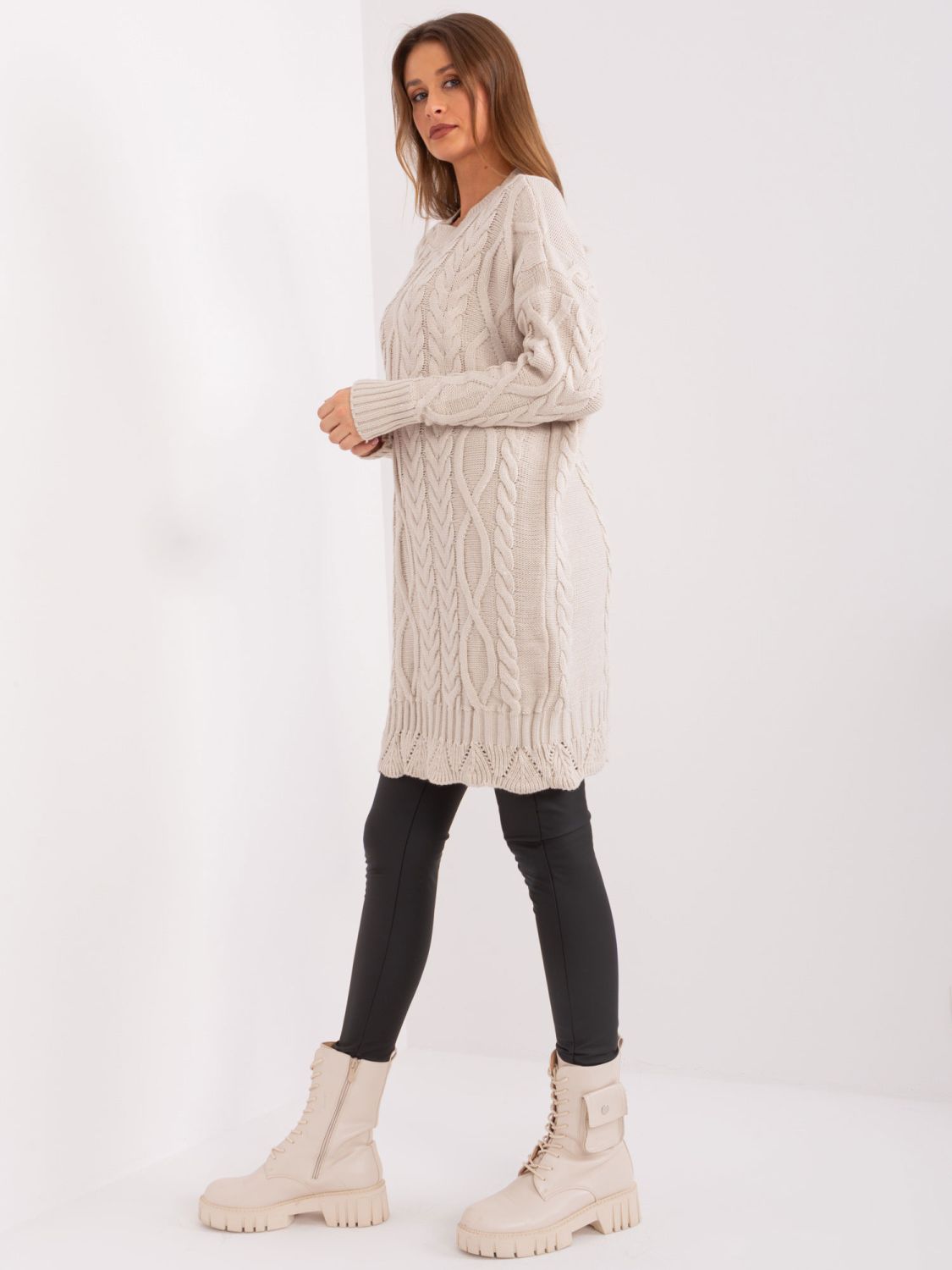 Abito midi beige con maniche lunghe