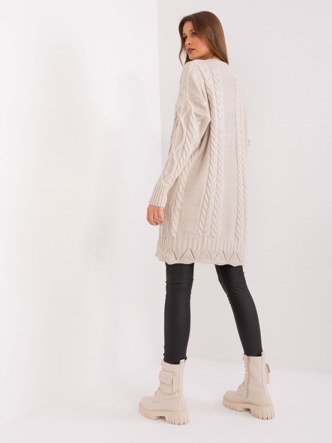 Abito midi beige con maniche lunghe