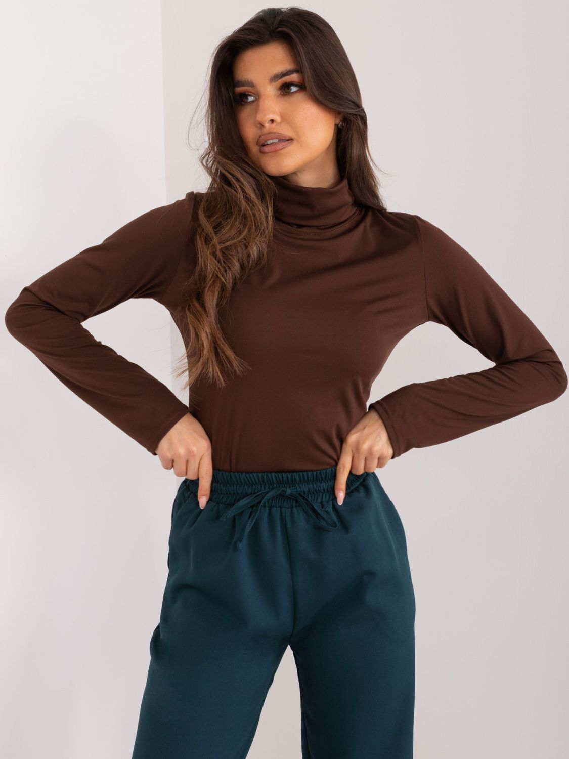 Elegante blusa marrone con colletto