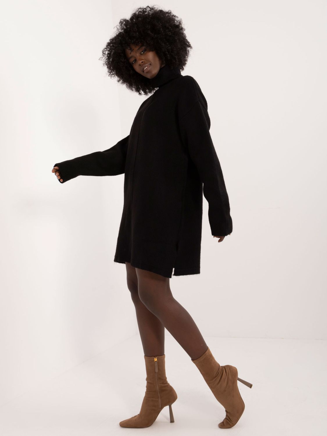 Elegante mini abito nero con maniche lunghe