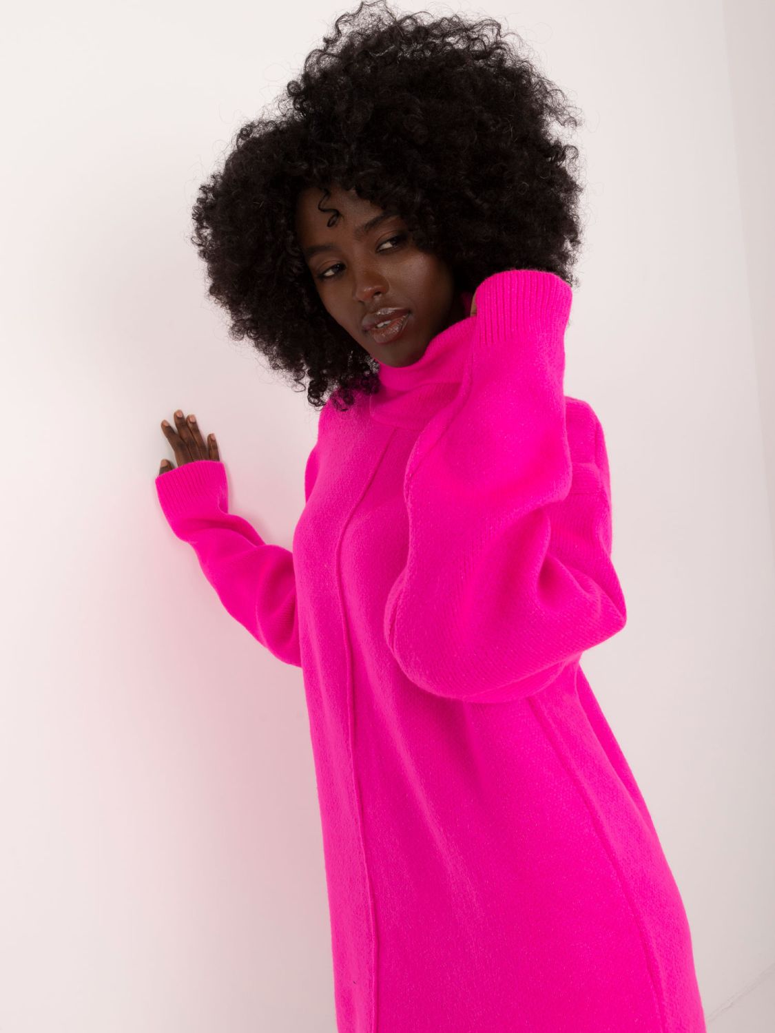 Abito rosa fluorescente alla moda