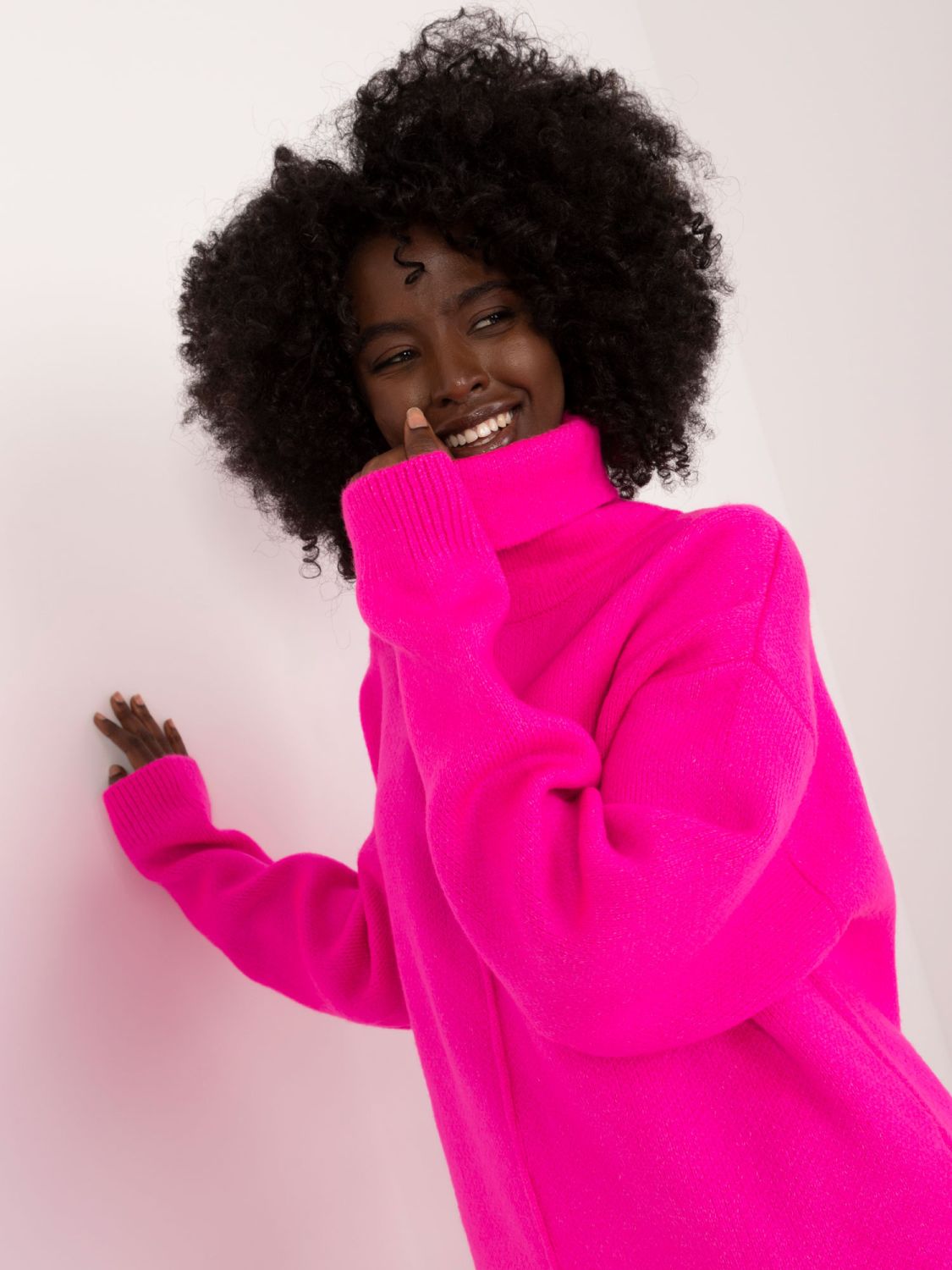 Abito rosa fluorescente alla moda