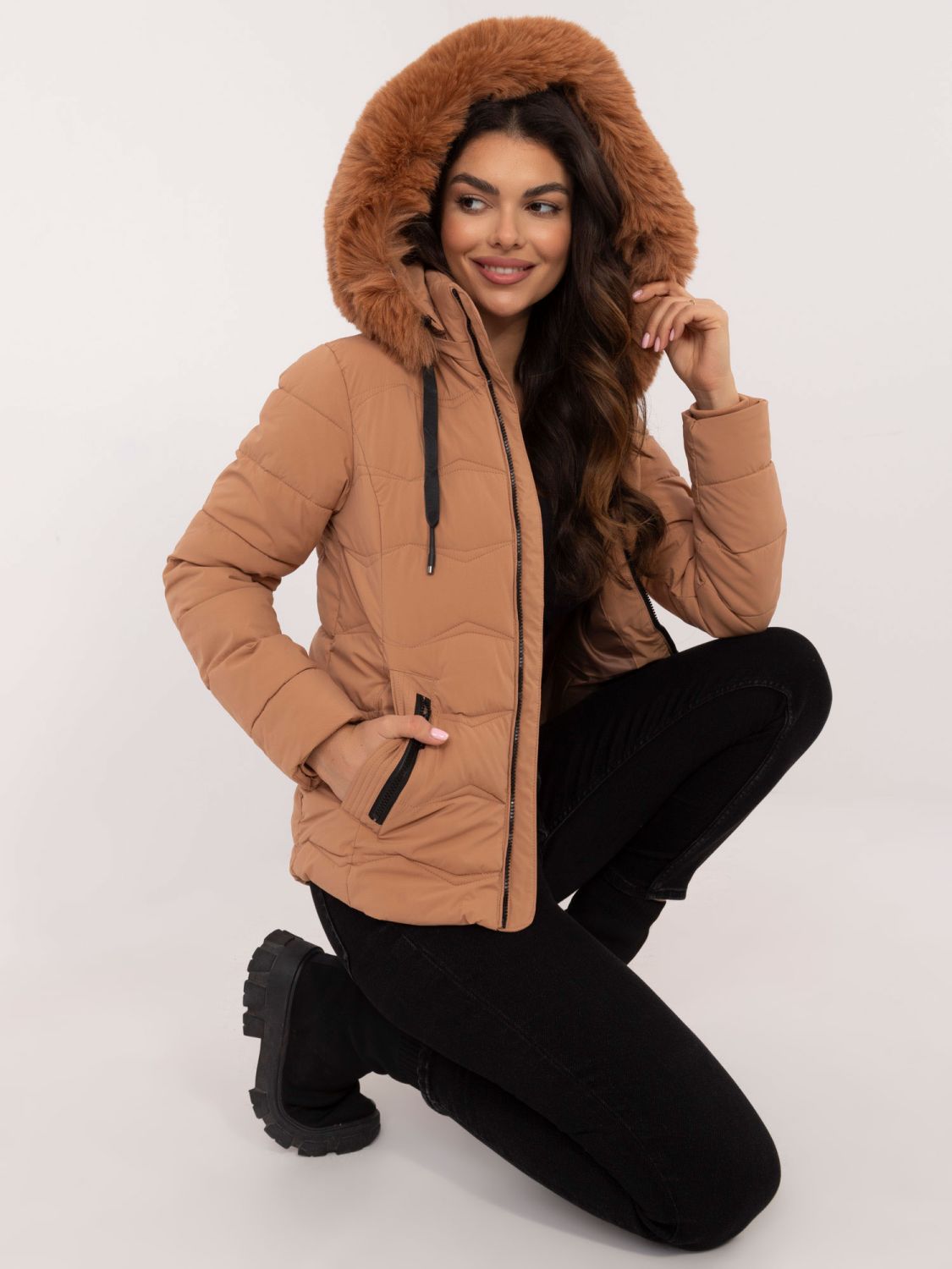 Giacca invernale comoda con cappuccio in colore camel