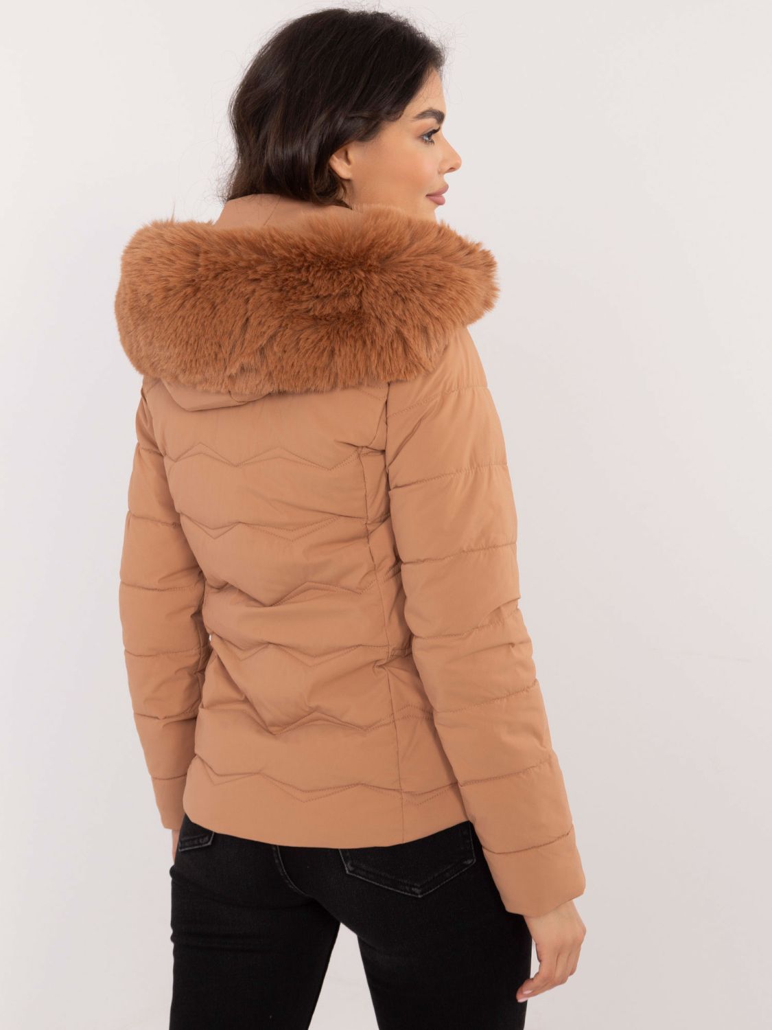 Giacca invernale comoda con cappuccio in colore camel