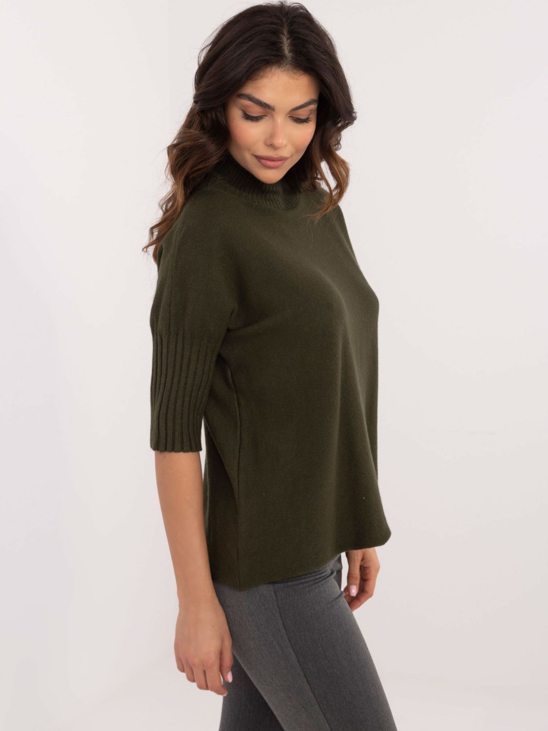 Stilski khaki pulover s rolom