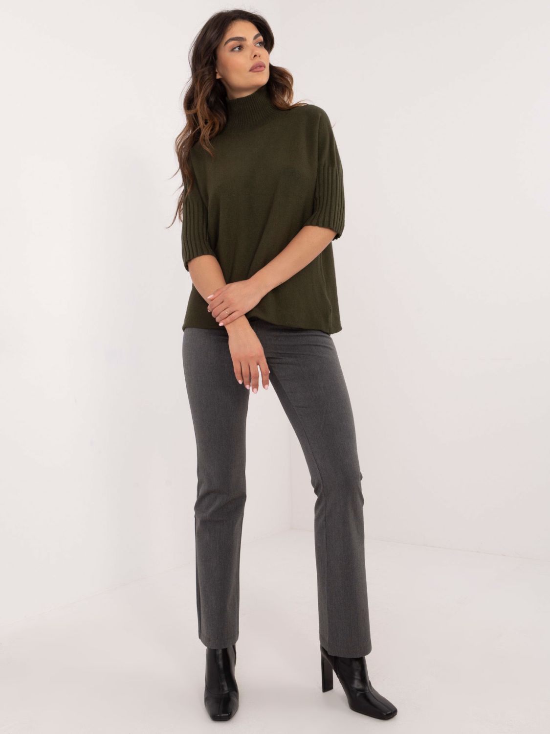 Stilski khaki pulover s rolom