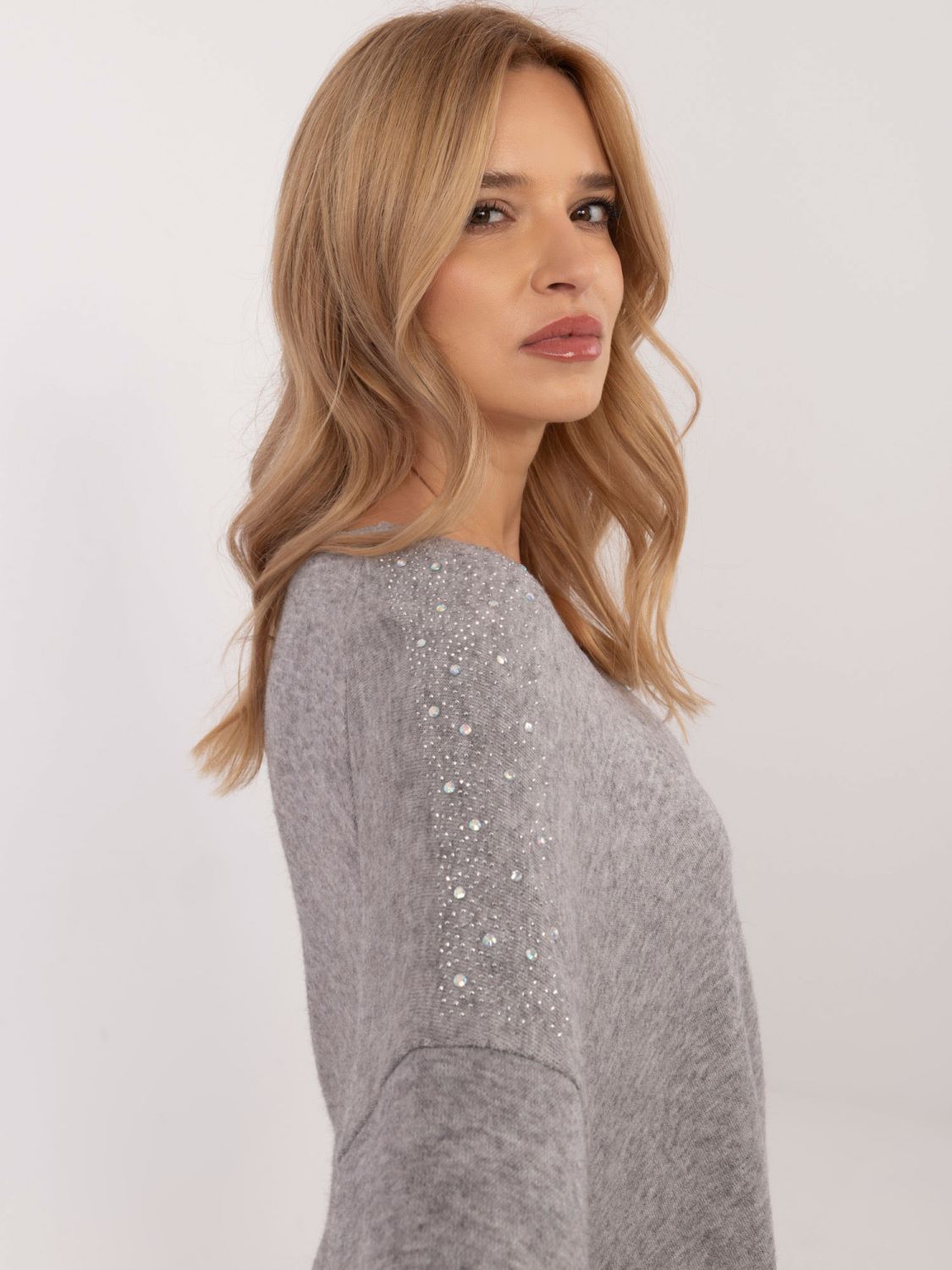 Pullover grigio elegante con applicazione
