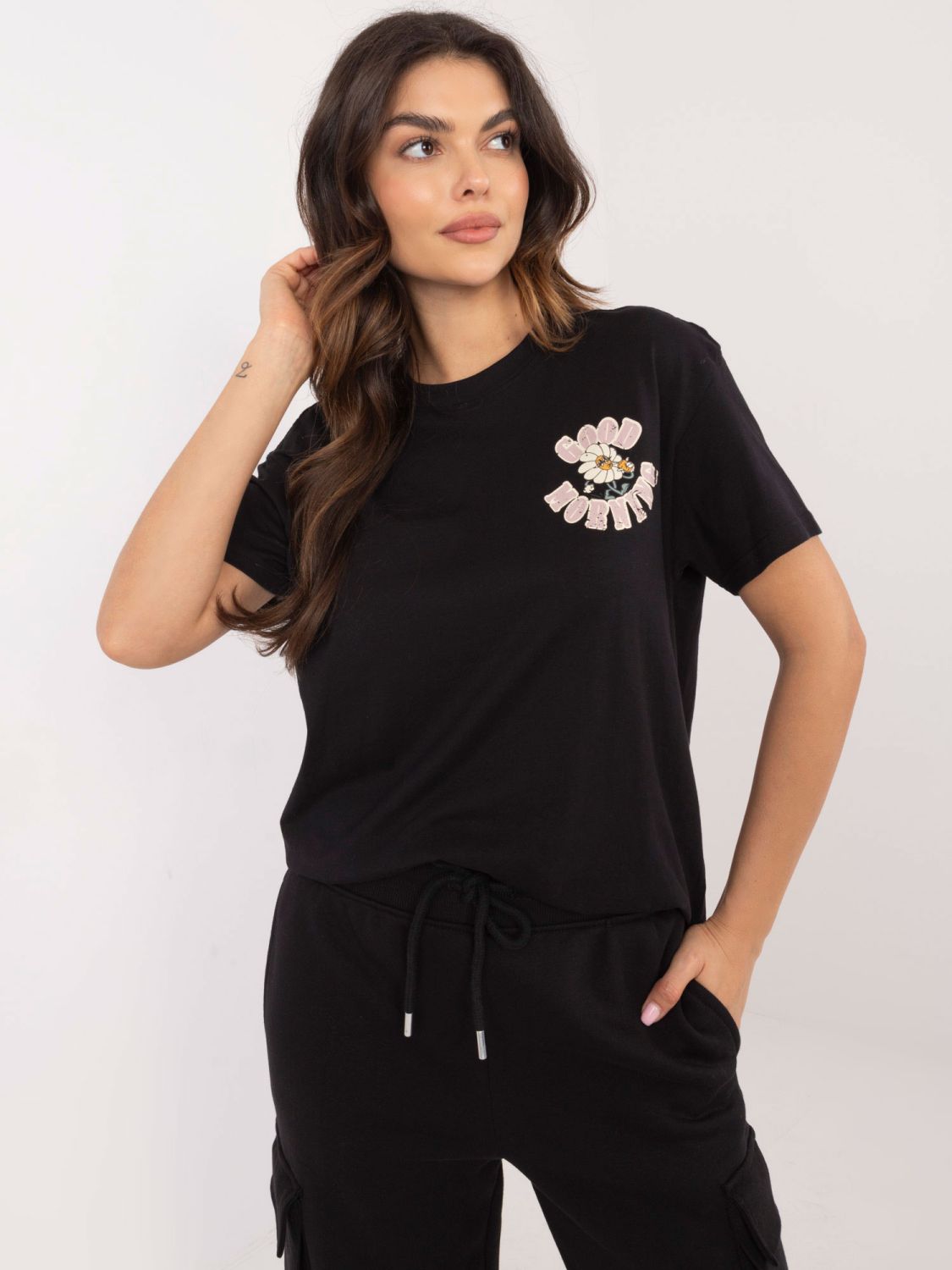 Blusa nera elegante a maniche corte