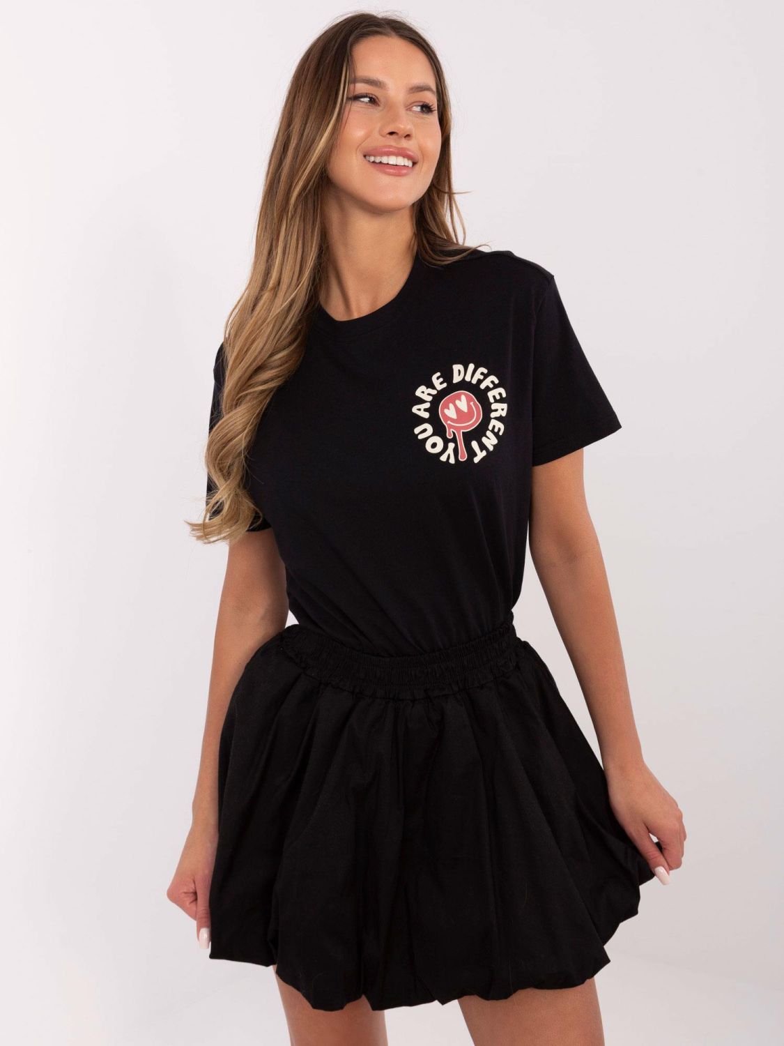 T-shirt grigia elegante a maniche corte
