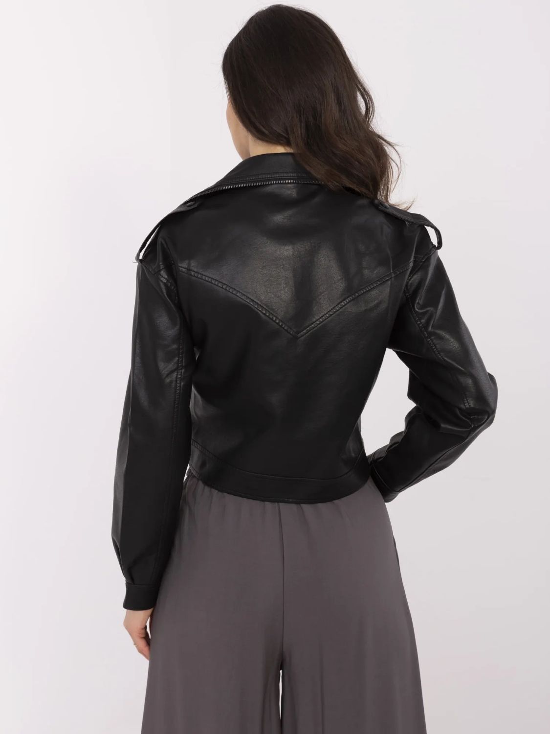 Stilizirana crna prijelazna jakna