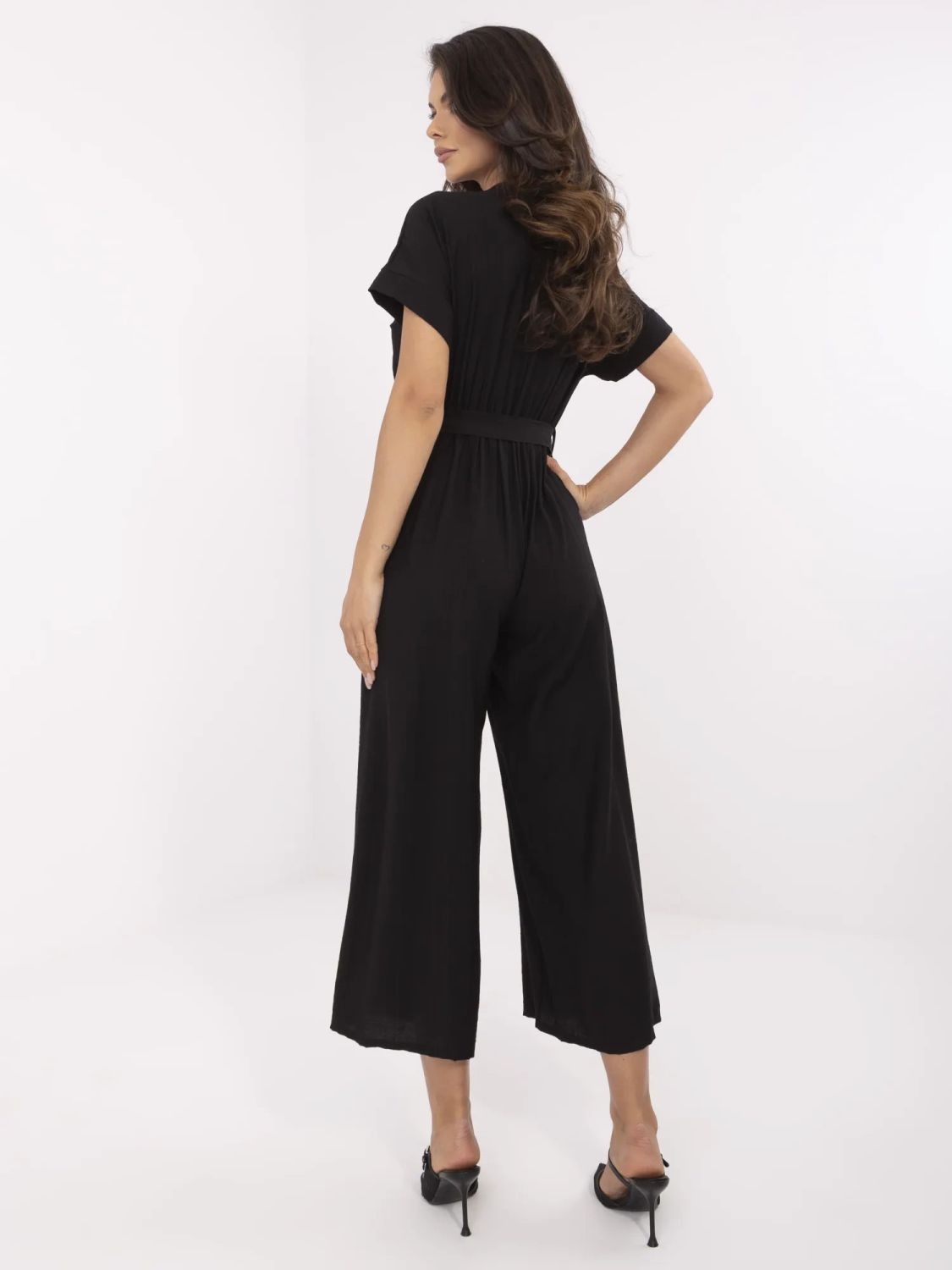 Elegante tuta nera con maniche corte