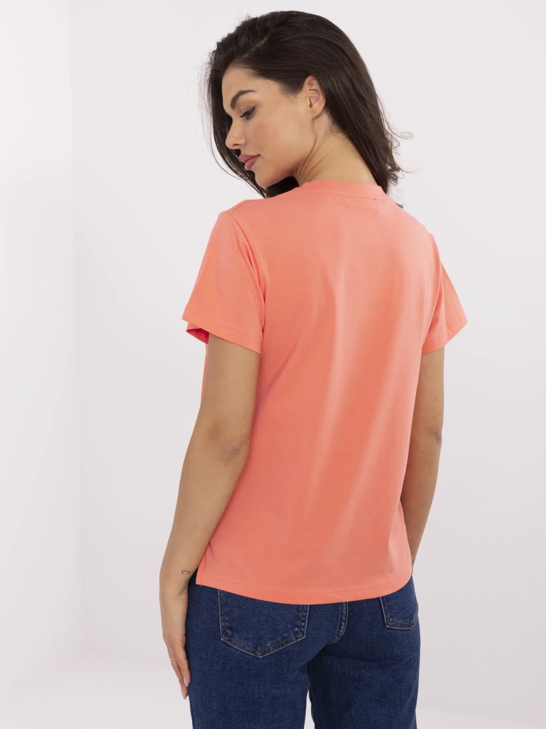 T-shirt arancione elegante con applicazione