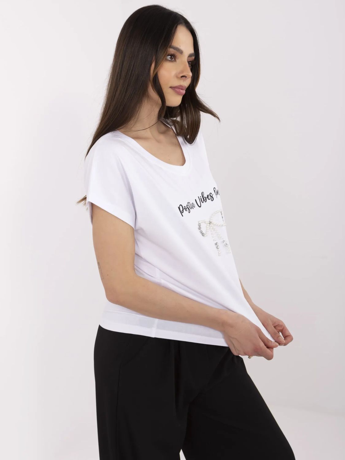 T-shirt bianca con applicazione e strass