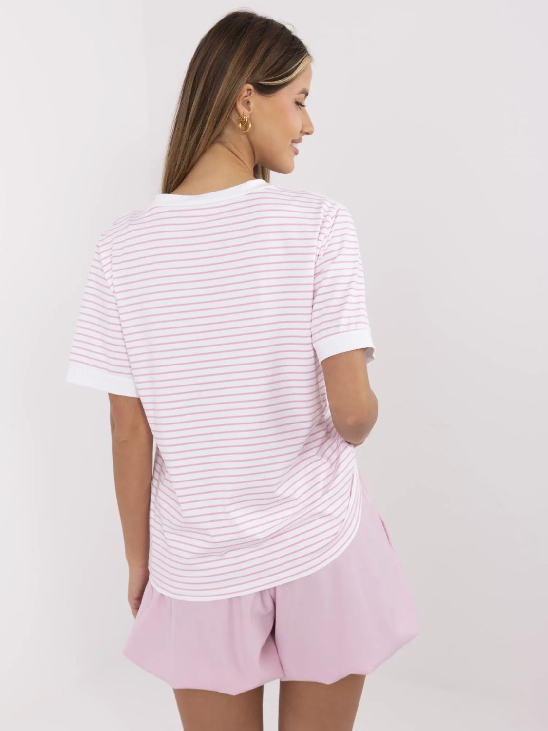 Blusa rosa elegante con scollo a V
