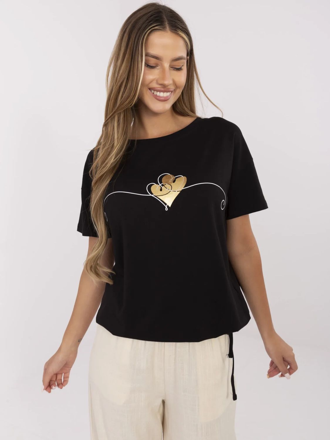 T-shirt nera elegante con maniche corte