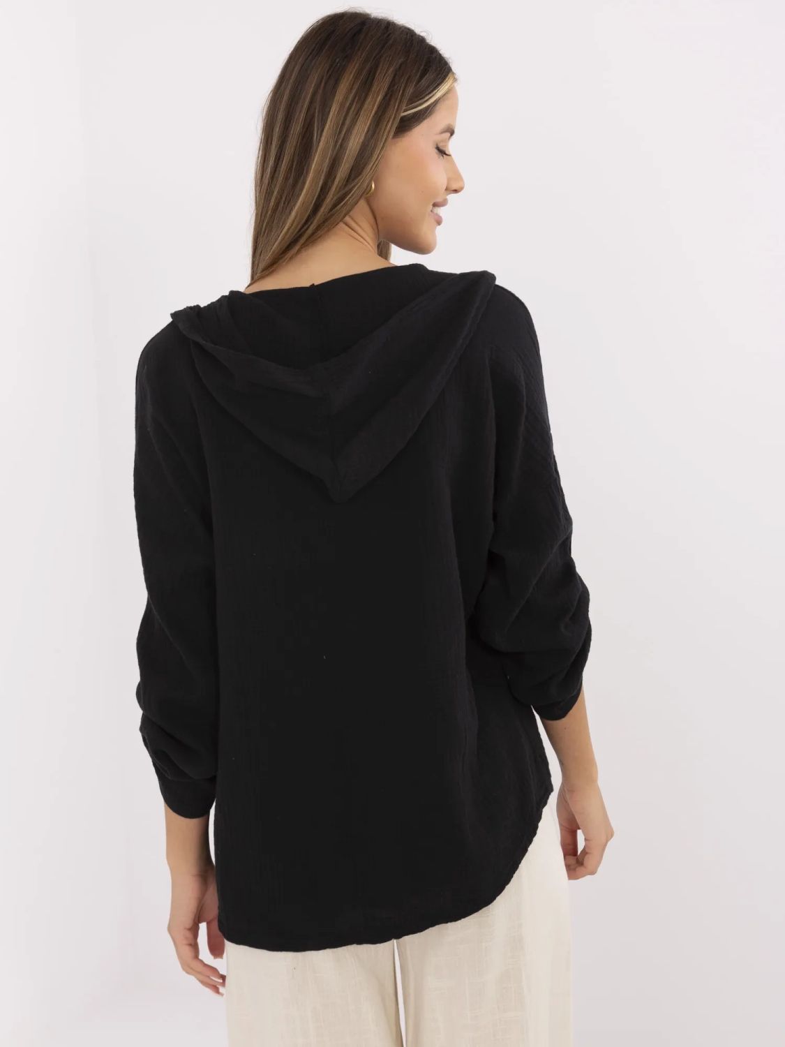 Camicia nera elegante con cappuccio