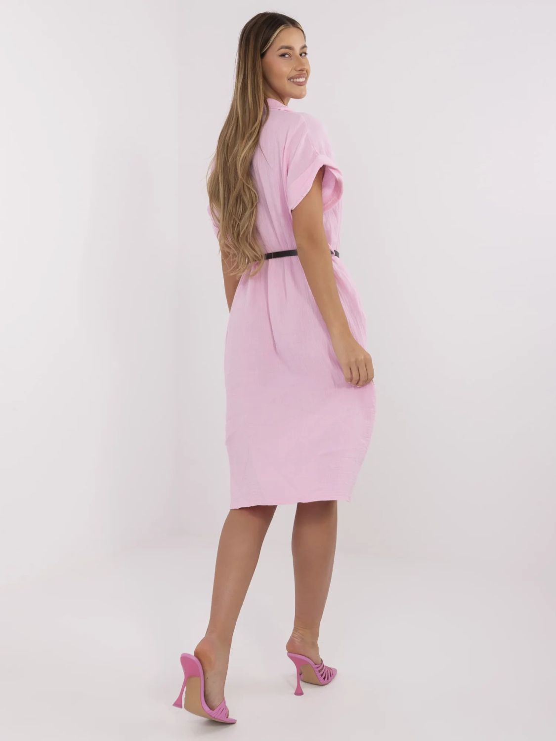Abito rosa semplice con colletto