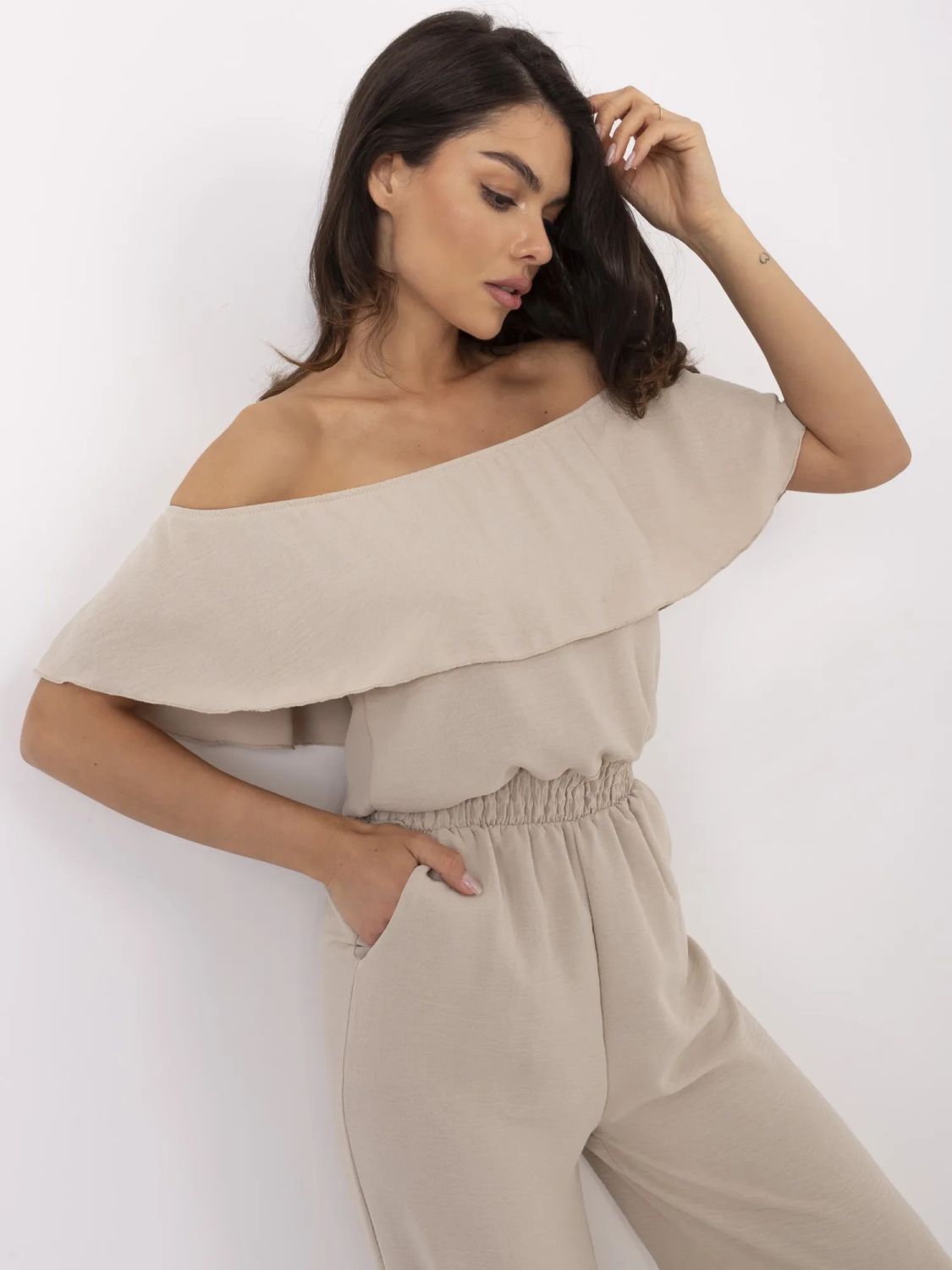 Tuta beige con volant