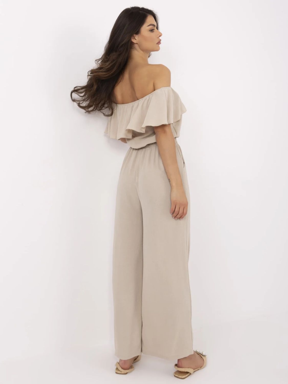 Tuta beige con volant