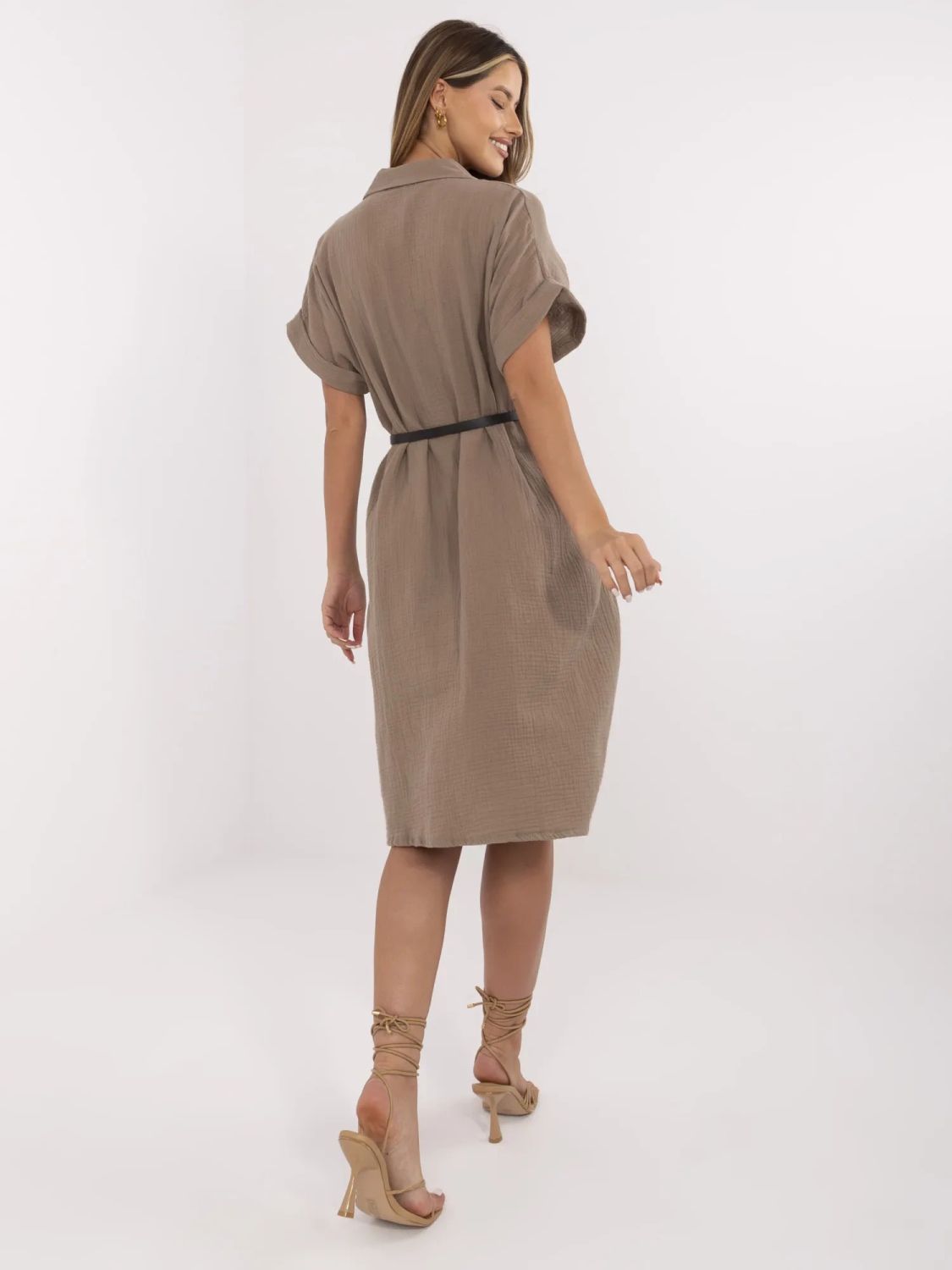 Elegante vestito marrone con maniche corte