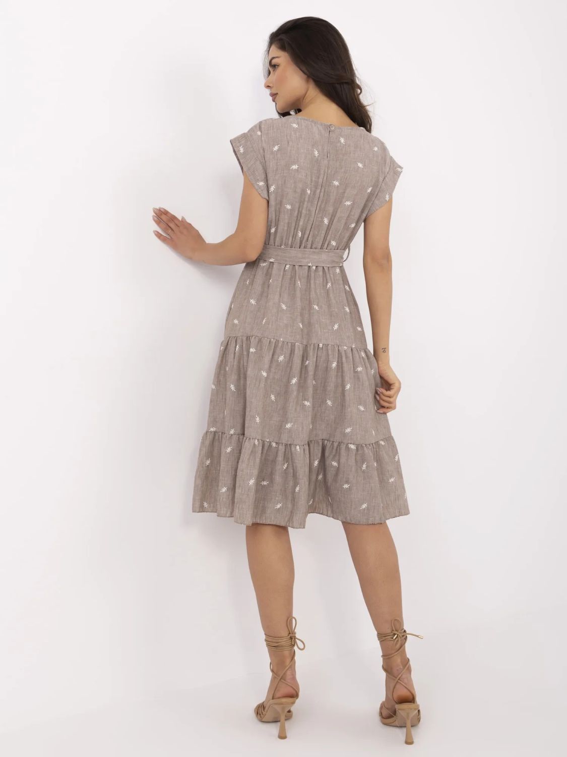 Abito beige svasato con ricamo