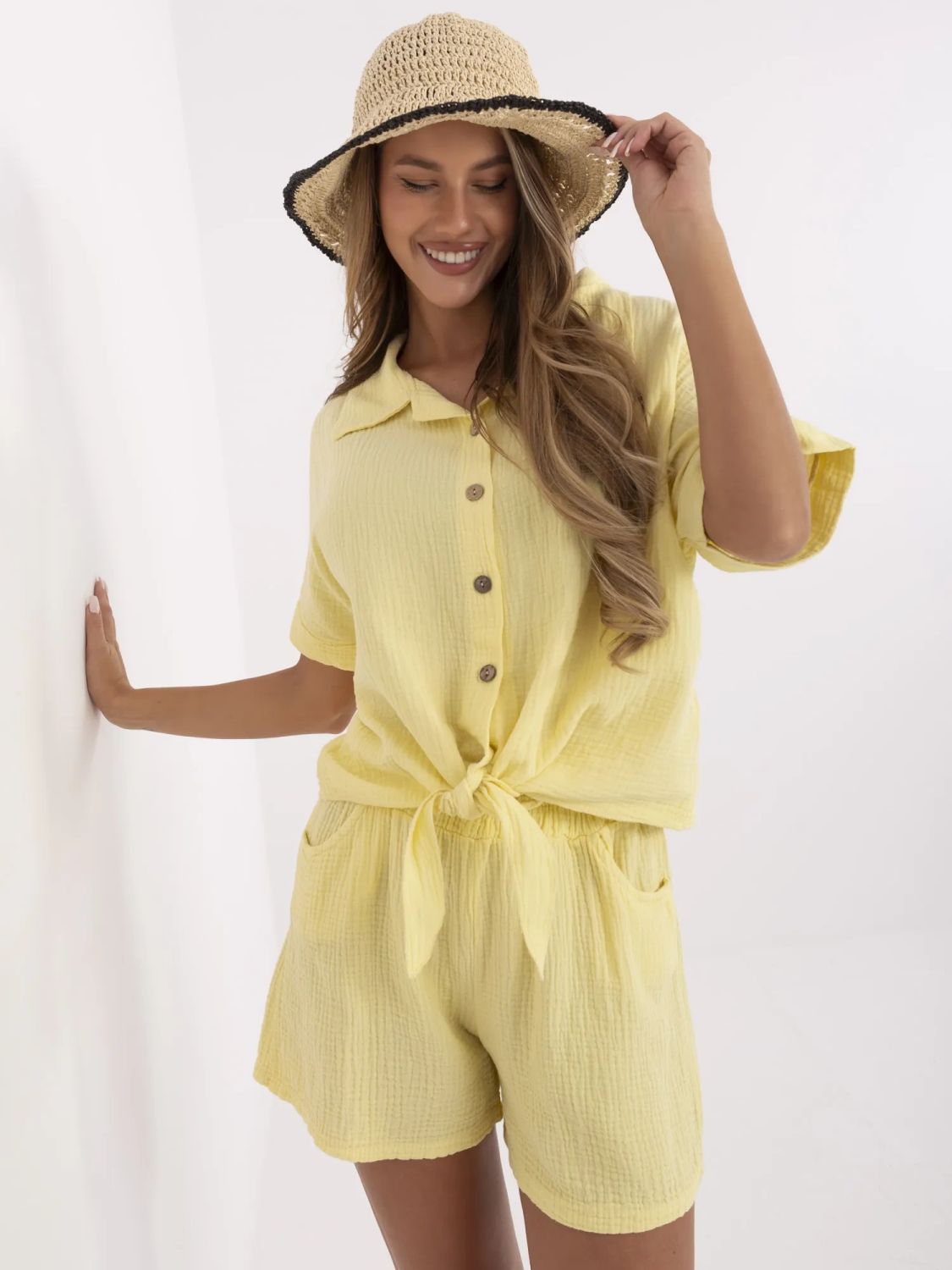 Camicia gialla elegante con maniche corte