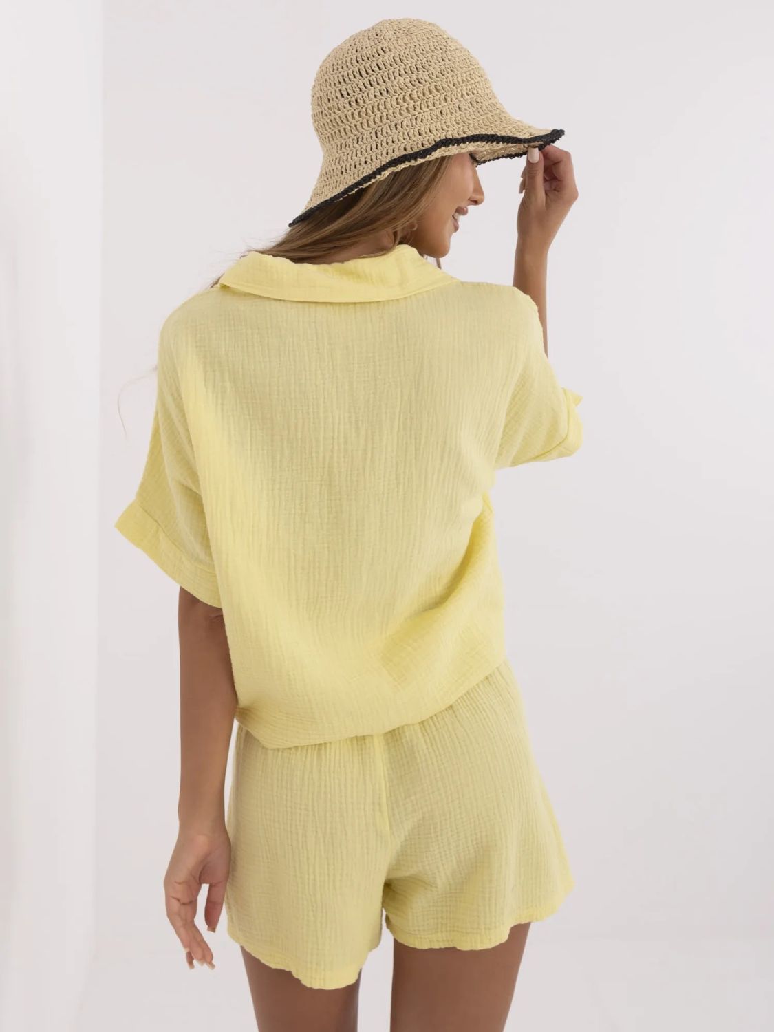 Camicia gialla elegante con maniche corte
