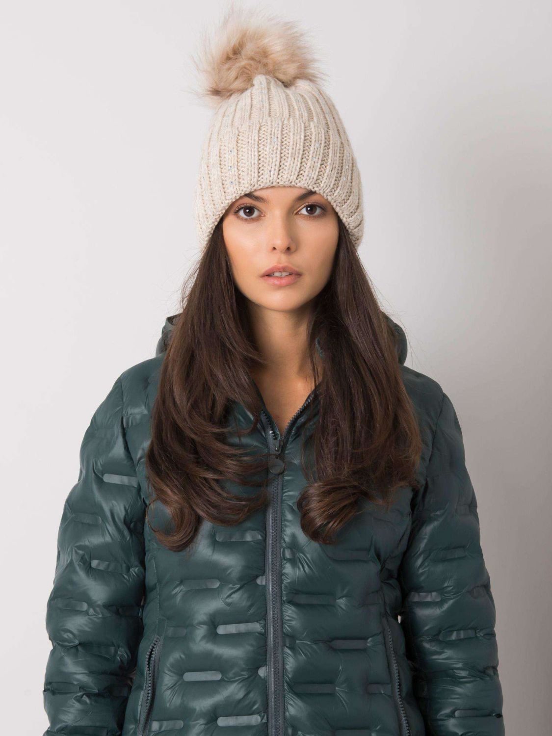 Cappello beige imbottito con applicazioni