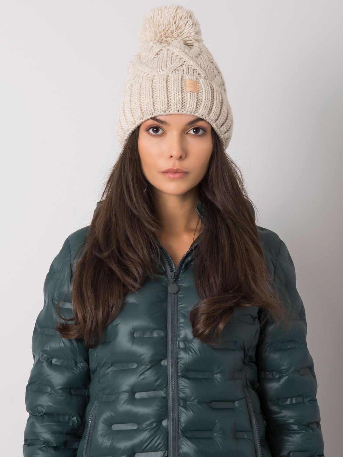Cappello invernale beige imbottito
