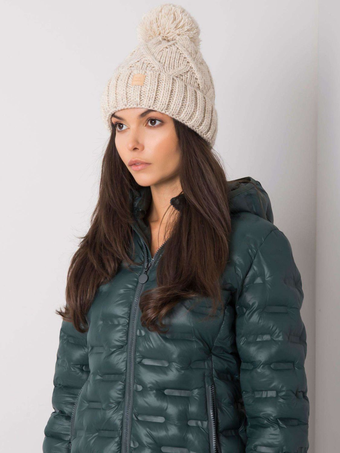 Cappello invernale beige imbottito