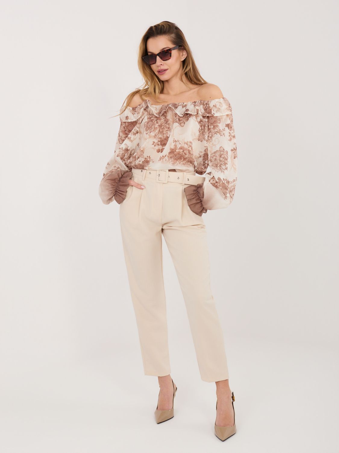 Blusa beige con stampa floreale e spalle scoperte