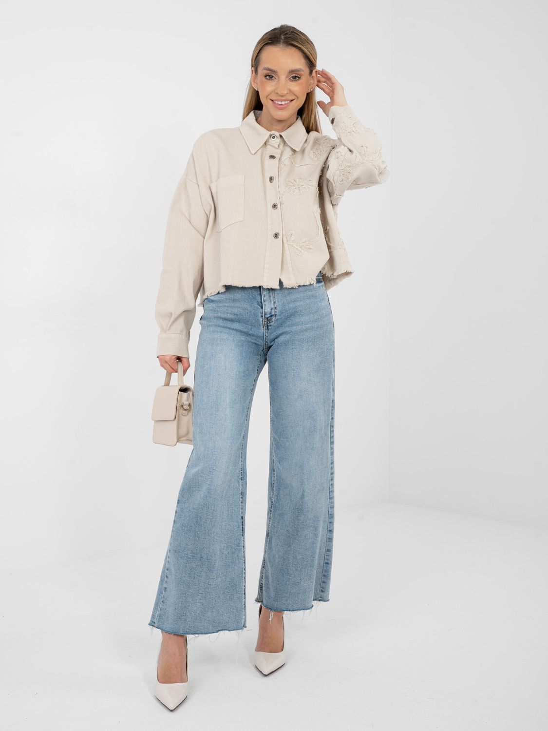 Bež kratka traper jakna s cvjetnom aplikacijom