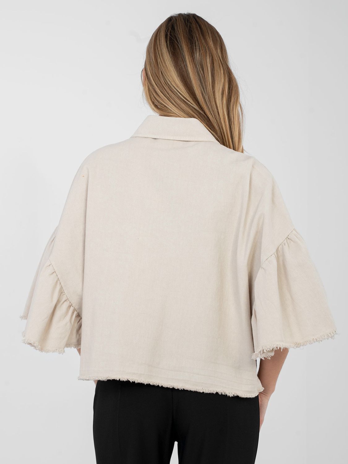 Bež kratka traper jakna s volanom