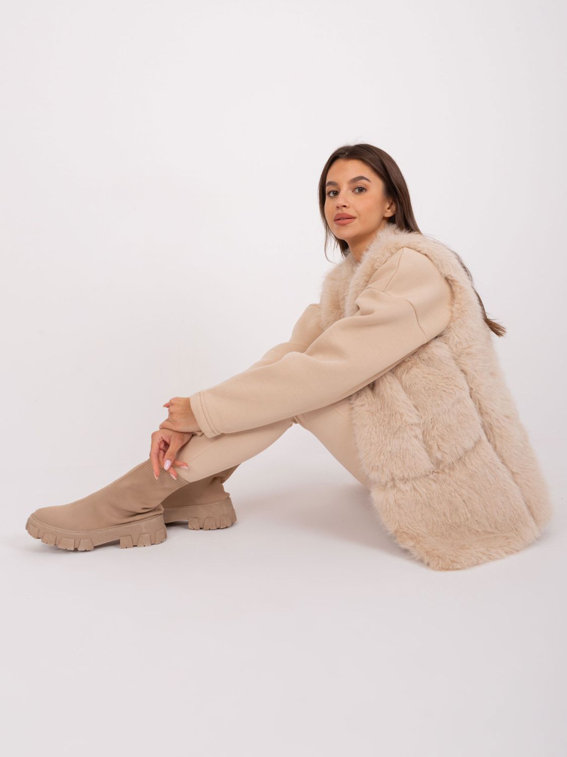 Gilet beige in eco-pelliccia con fodera