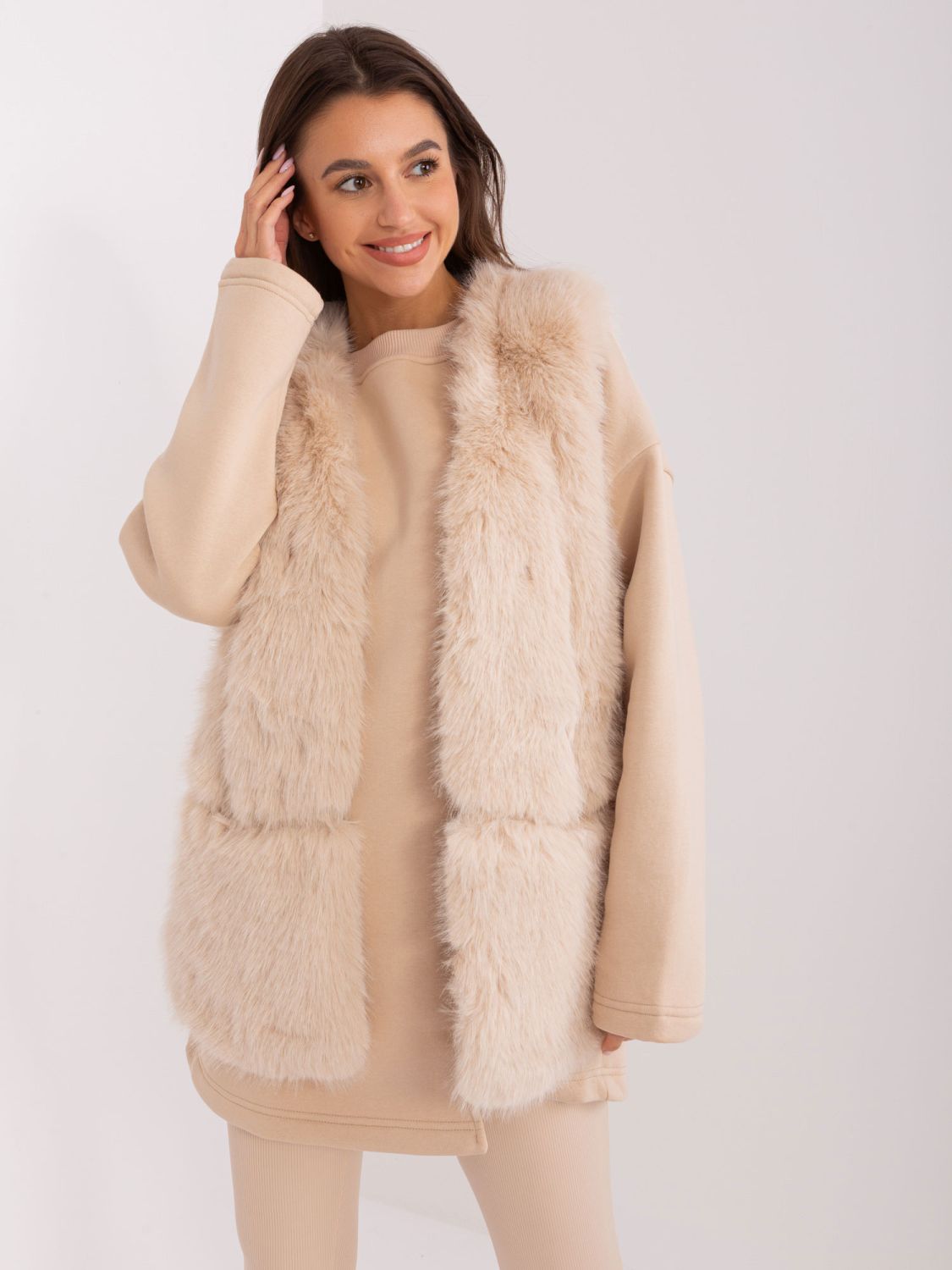 Gilet beige in eco-pelliccia con fodera