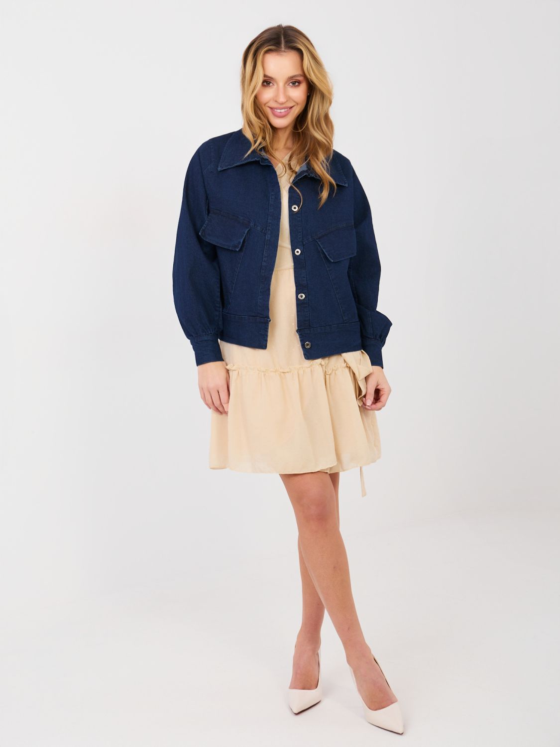 Abito da cocktail beige a portafoglio con applicazione