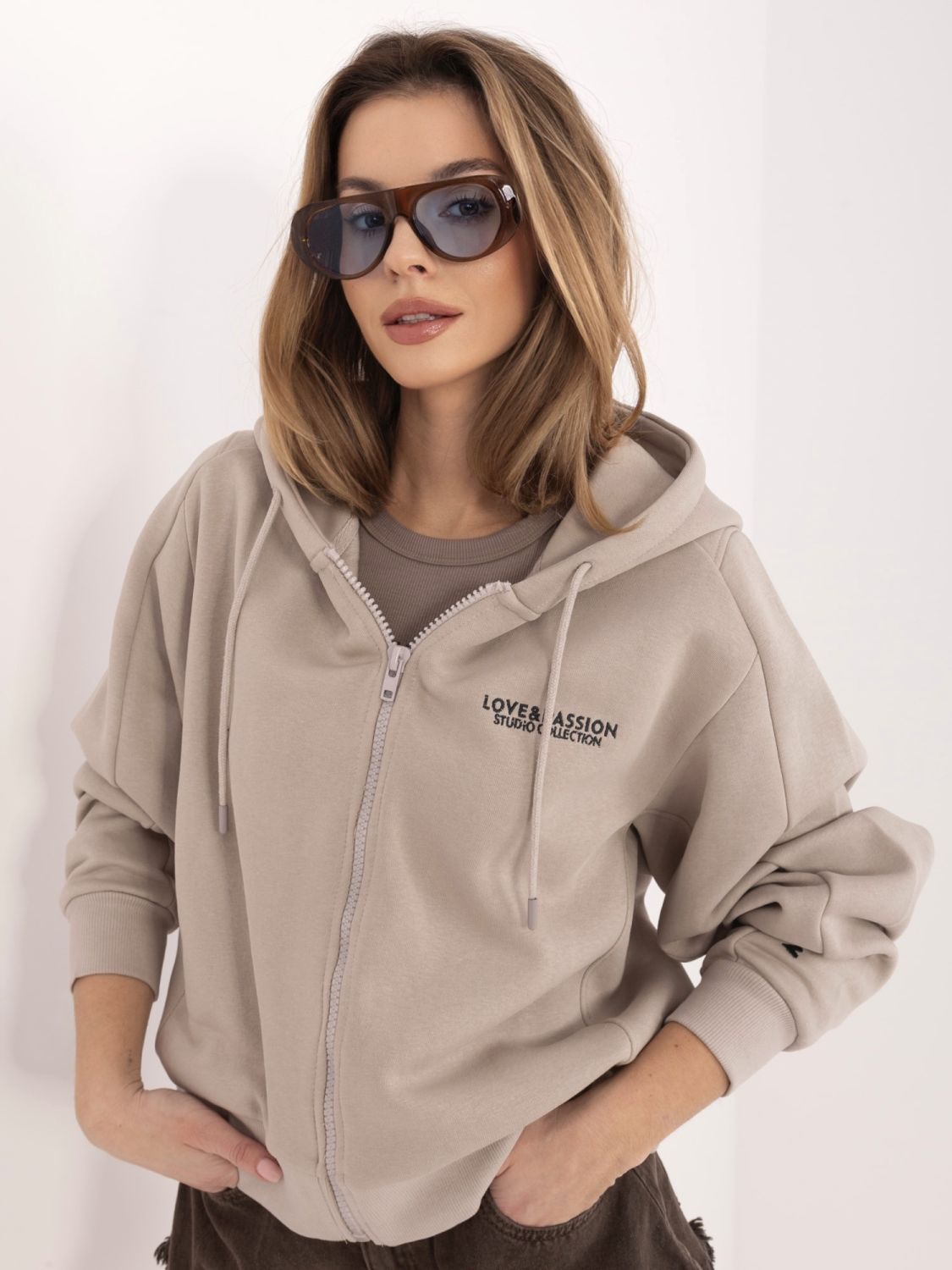 Felpa corta beige con cappuccio e zip