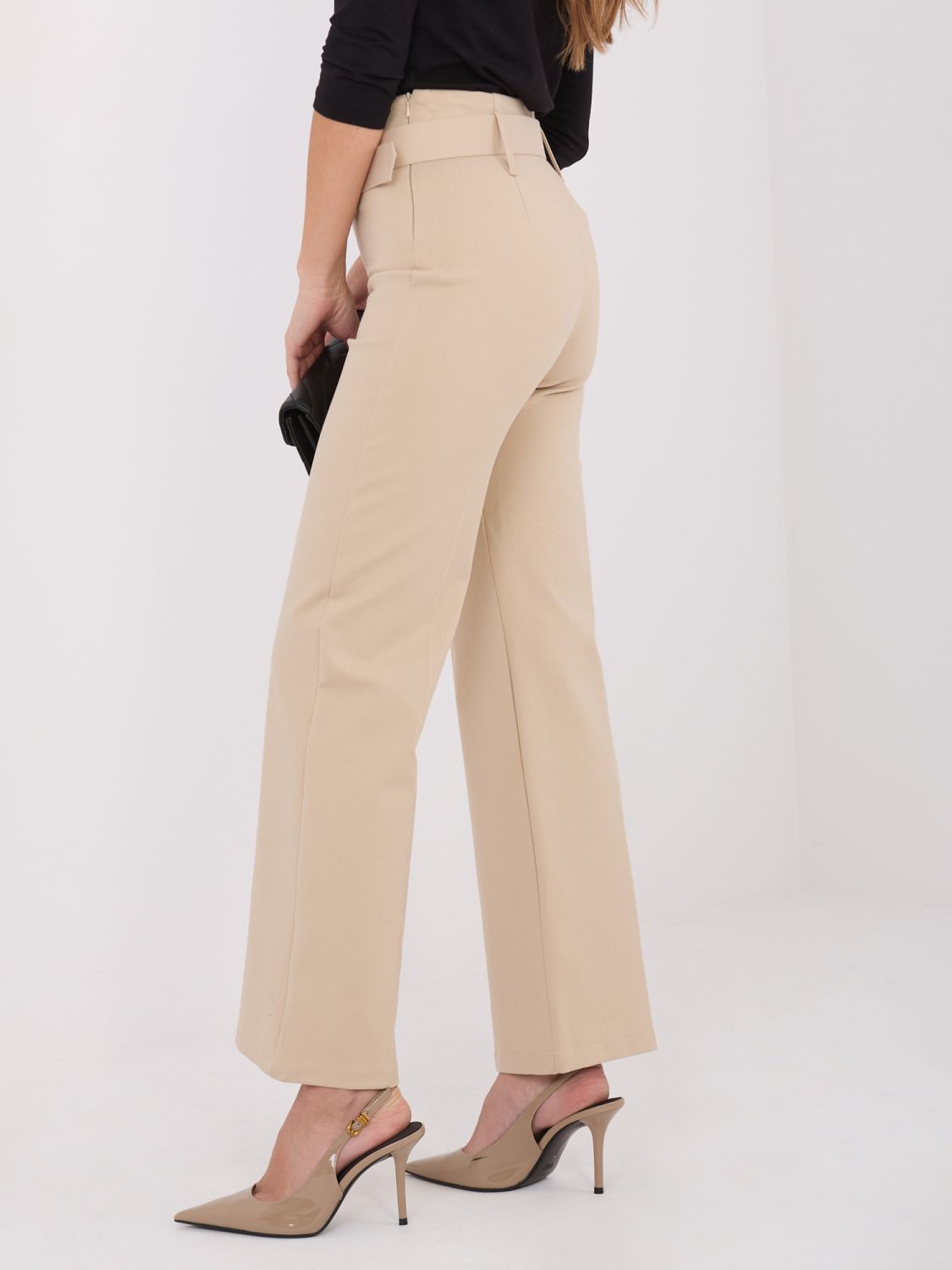 Pantaloni eleganti beige in tessuto con vita alta e cintura