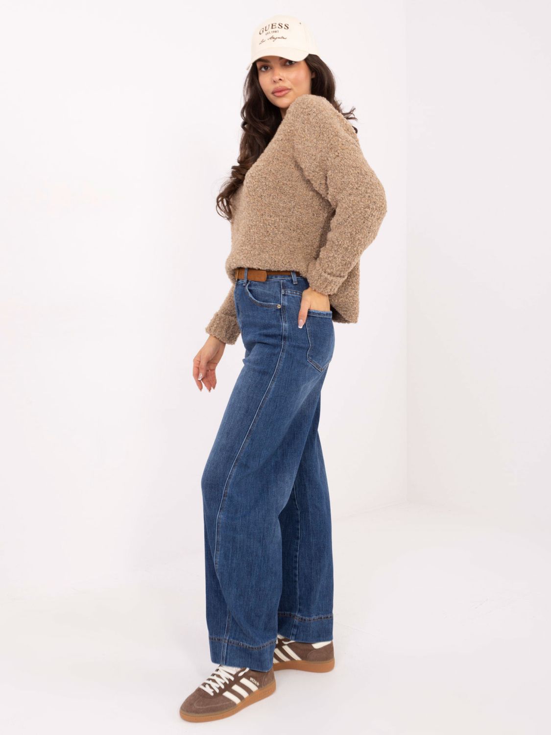 Bež pleteni pulover s okruglim izrezom