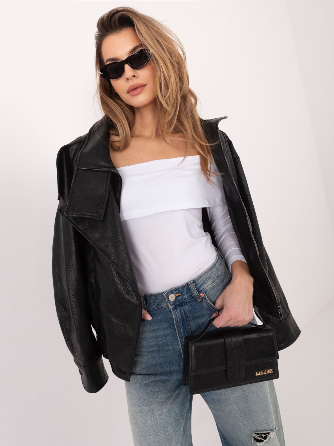 Blusa bianca con spalle scoperte e maniche 3/4