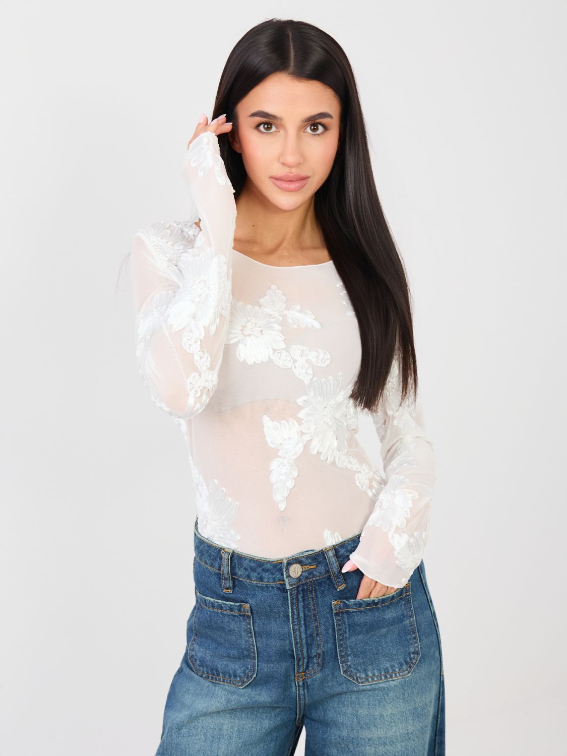 Elegantna bijela bluza s cvjetnom aplikacijom i vezom