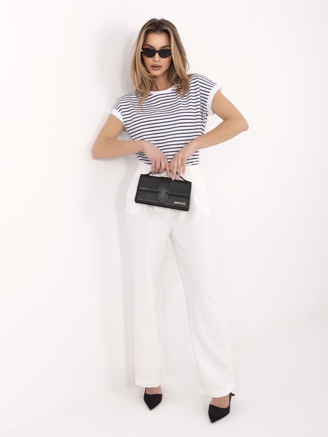 T-shirt a righe bianche e blu navy a manica corta