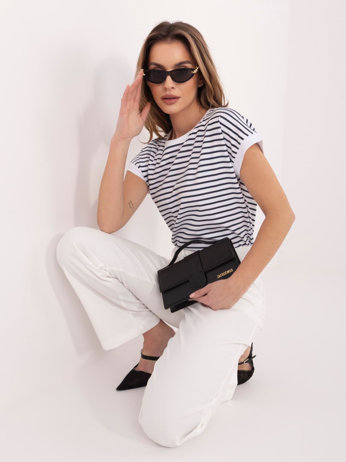 T-shirt a righe bianche e blu navy a manica corta