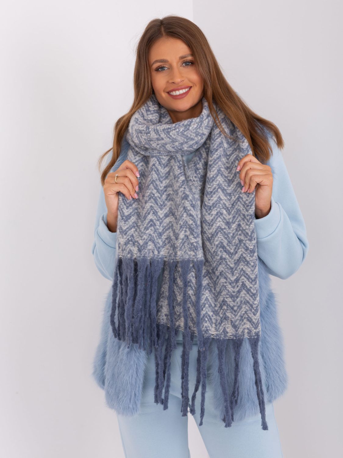Sciarpa da donna bianco-blu con frange
