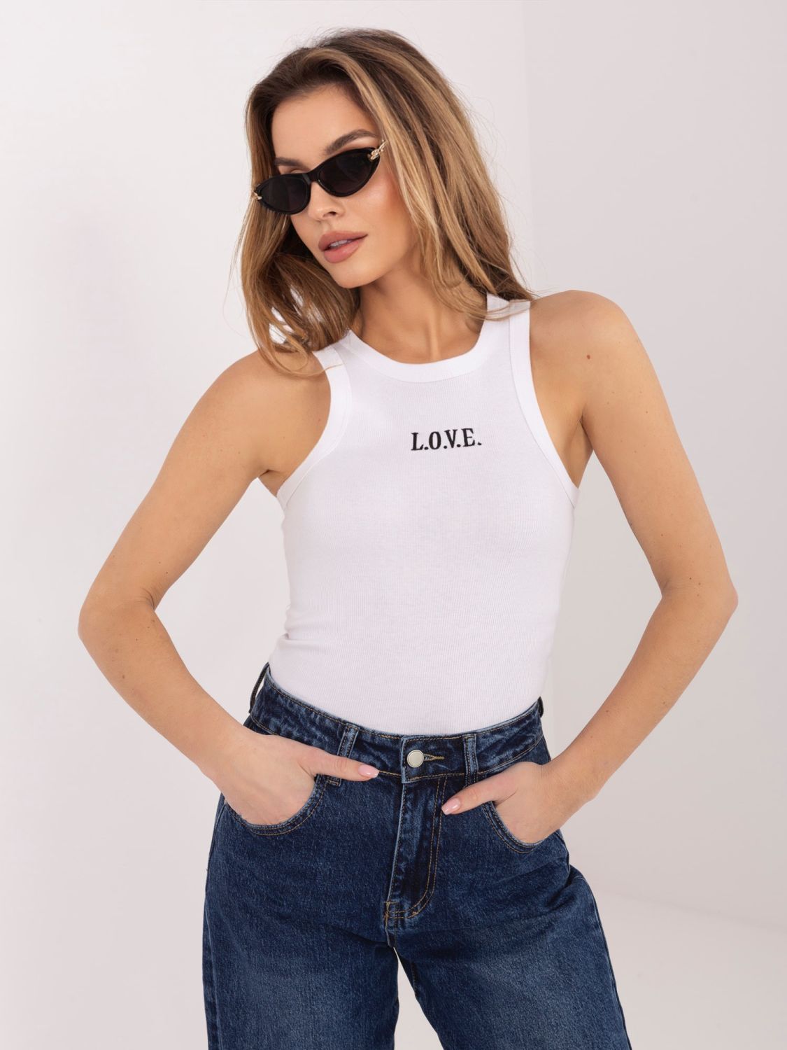 Top bianco in cotone con ricamo e scritta