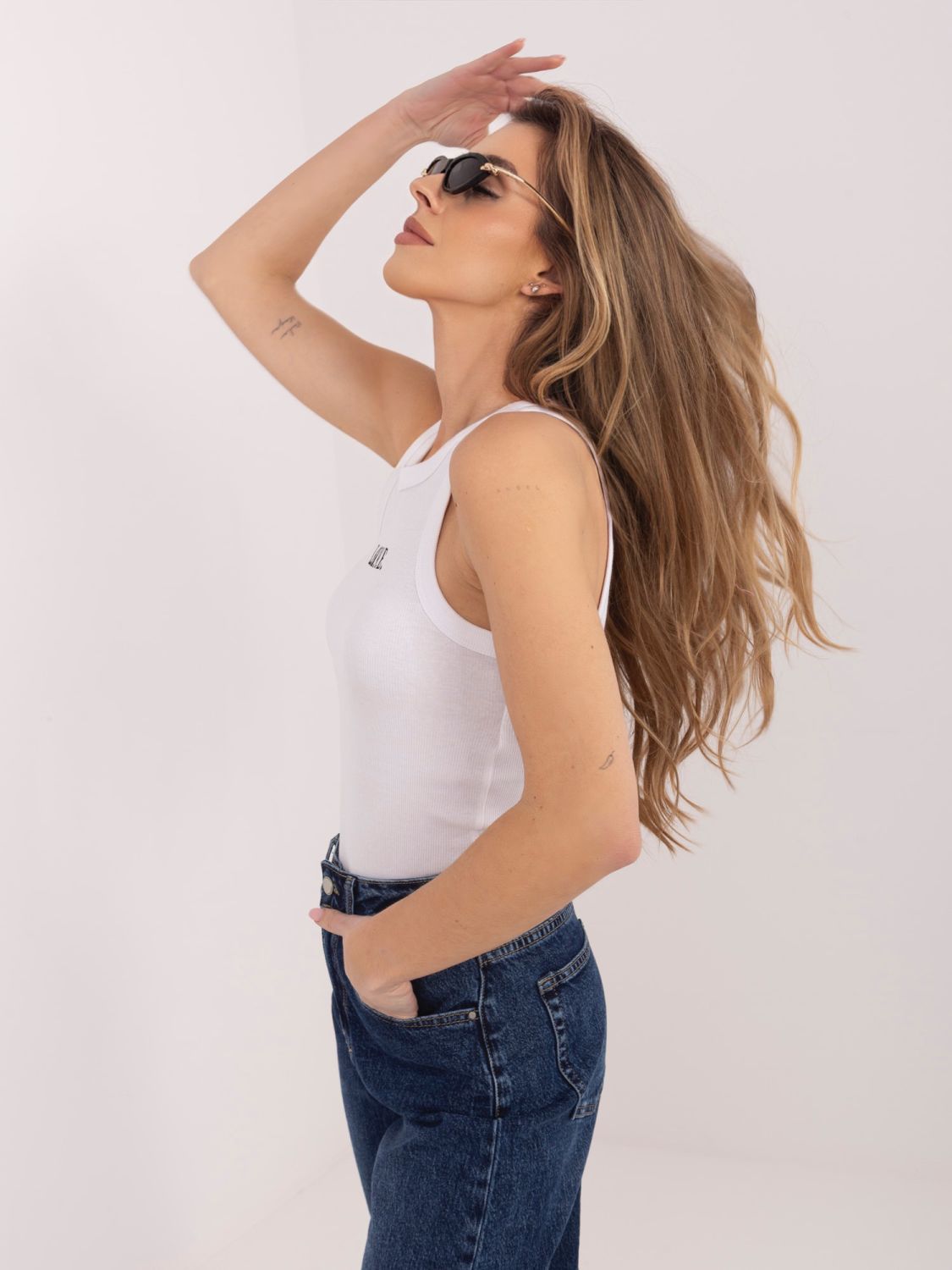 Top bianco in cotone con ricamo e scritta