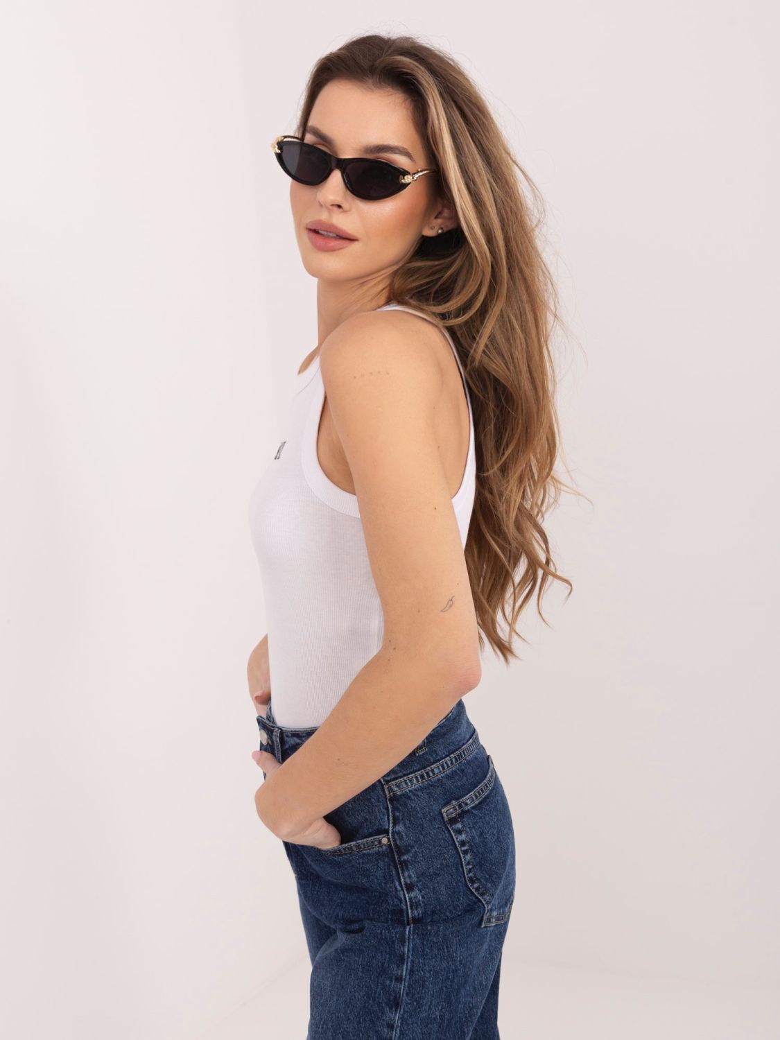 Top bianco in cotone con ricamo e scritta