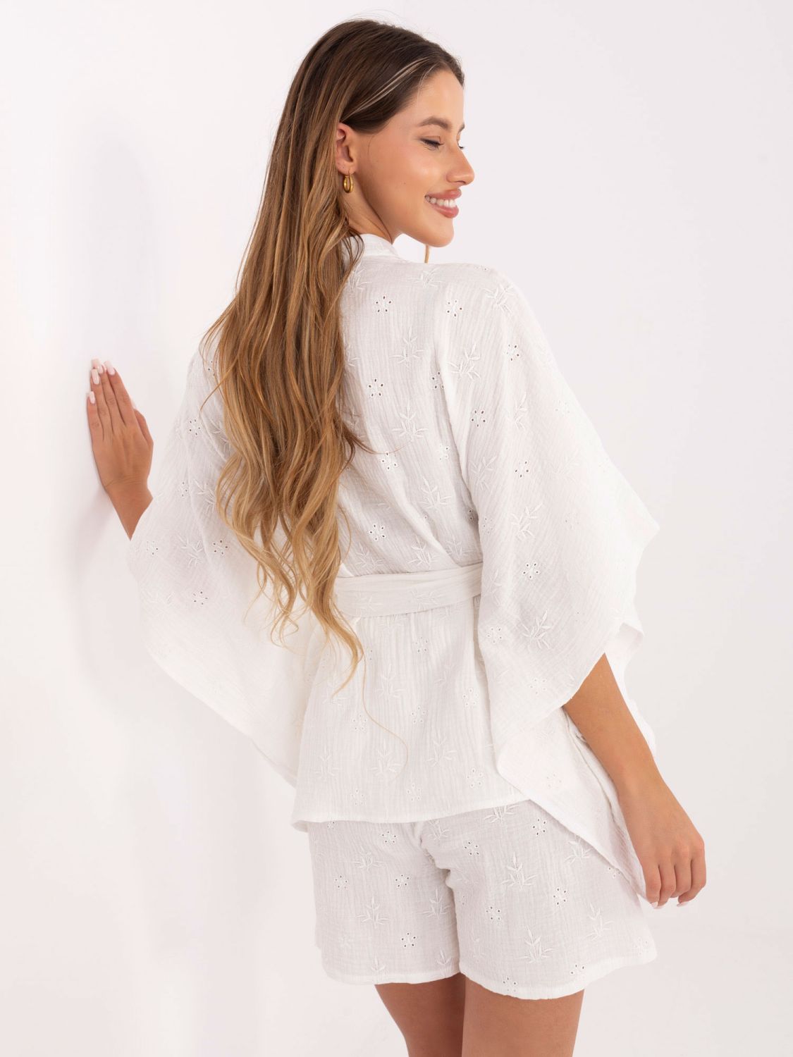 Completo bianco con maniche 3/4 e pantaloni corti